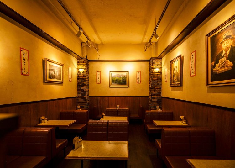 創業以来のイスや絵画。