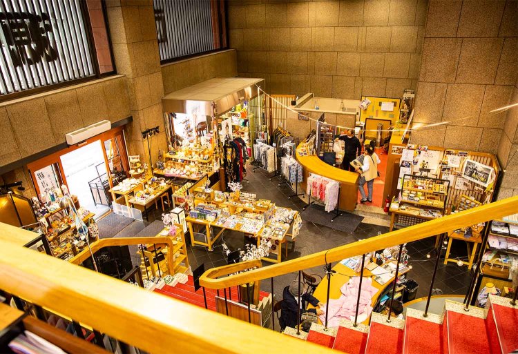 1階は和雑貨が満載。着物の洗いなども請け負う。