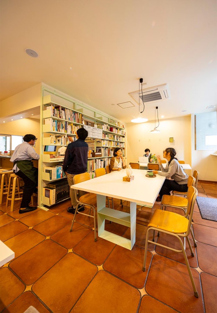 本は自由に手に取ることができ、壁のギャラリーの作品は季節で替わる。