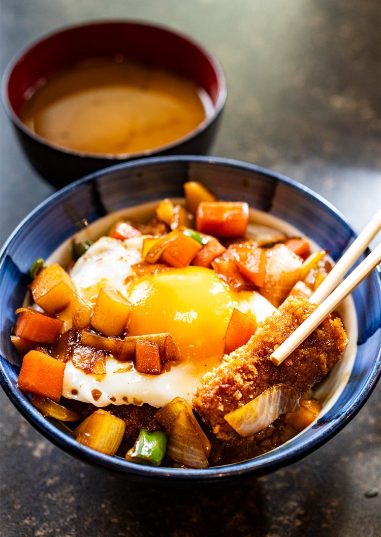 著名人も愛した小春軒特製カツ丼1400円。しじみ汁との相性も心憎い。