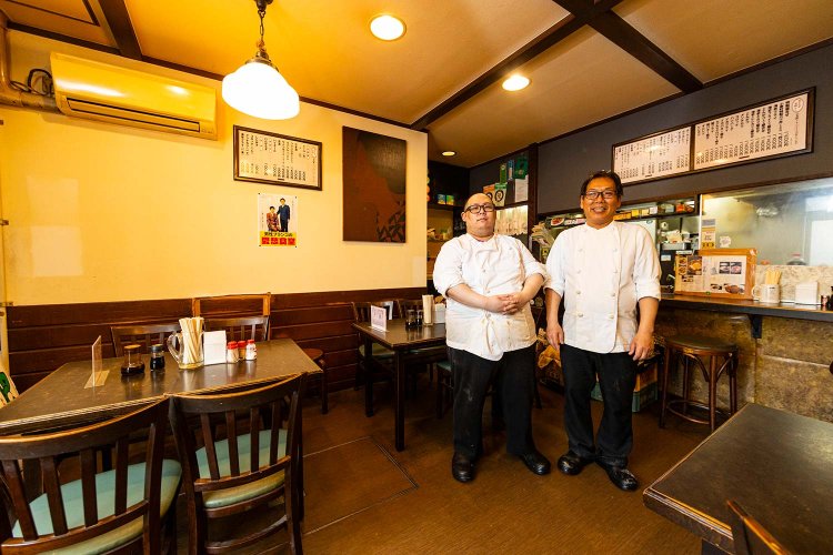 右から4代目小島祐二さんと5代目の祐太さん。