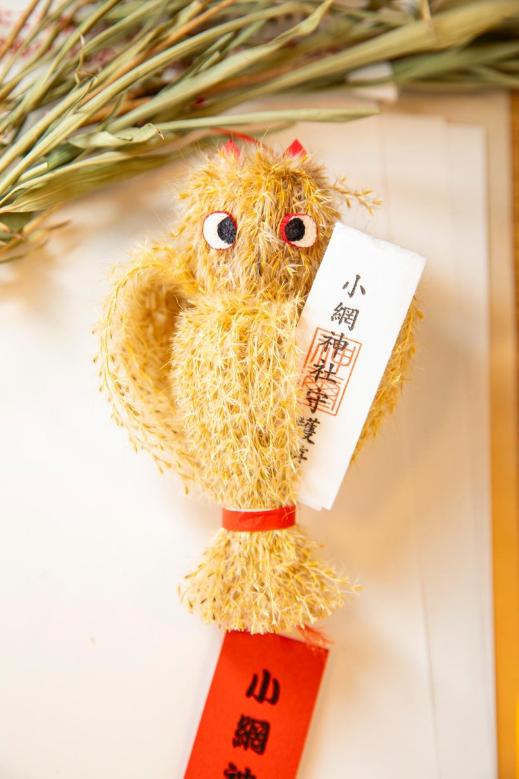 秋のどぶろく祭りで授与される手作りのすすきみみずくは予約制。カードのお守りも人気だ。