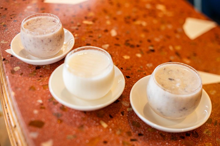 どぶろく3種飲み比べ1500円は右から黒豆、プレーン、小豆。季節限定もあり。