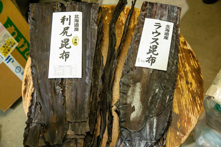 右から羅臼昆布、日高昆布、利尻昆布。