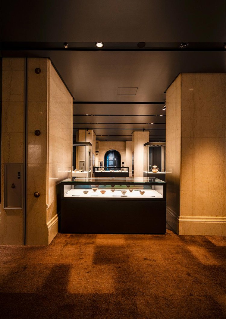 大理石の柱やアーチが美術品を粋に演出。