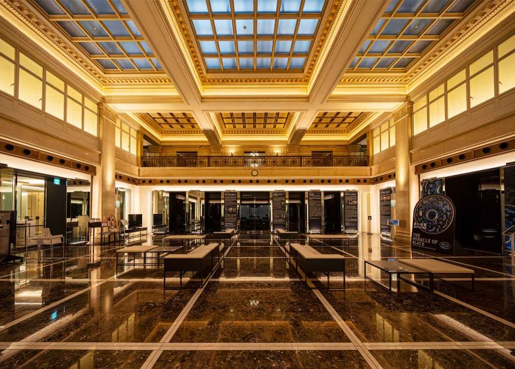 優雅なホワイエでくつろげる。