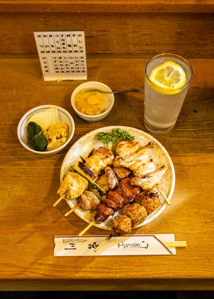 5本盛り合わせ2640円、レモンサワー550円。お通しのお新香と月見おろし、鳥スープで770円。