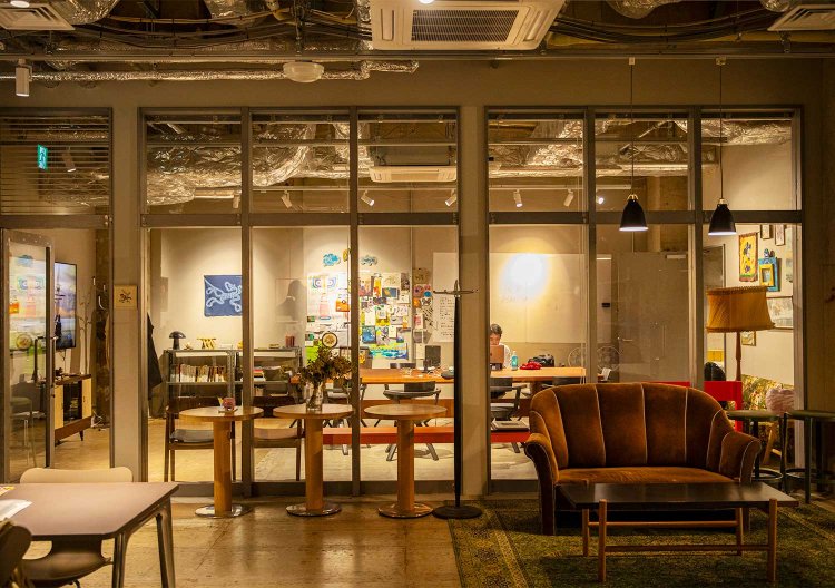 オフィスにはさまざまなアートが飾られている。