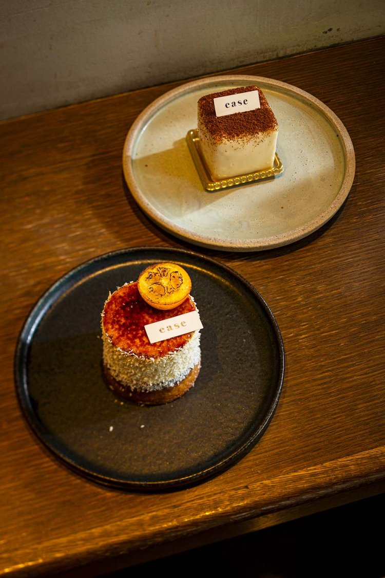 金柑のシブースト1020円（手前）とアマゾンカカオのティラミス1200円。