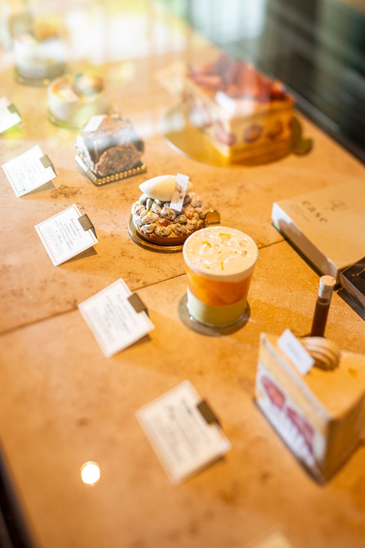 季節の果物を使った美しいケーキが並ぶ。