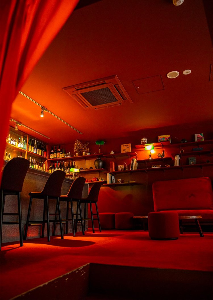 架空のキャラクター「アカイさん」がオーナーの『AKAI BAR』。