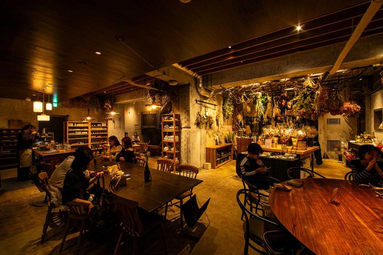 地階には食器や雑貨も販売する『Coffee bar & Shop coin』と、ドライフラワーなどを扱う『Flowers fête』がひとつの空間に。