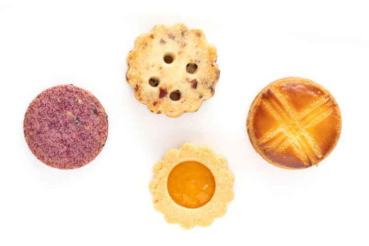 左から時計回りに、華むらさき芋のサブレ240円、チョコとベリーのショートブレッド320円、ガレットブルトンヌ320円、あんずの花サブレ320円