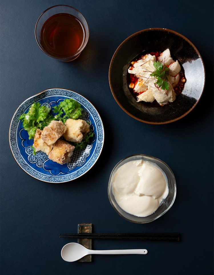 左から時計回りに、凍豆腐の唐揚げ935円、よだれ湯葉鶏1320円、汲み上げ豆腐600円。