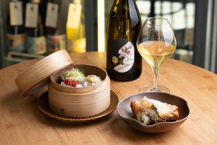 焼売3種盛り（写真は檸檬焼売、マスタード焼売、発酵唐辛子焼売）930円、海老と野菜の春巻き780円、グラスワイン1100円〜。