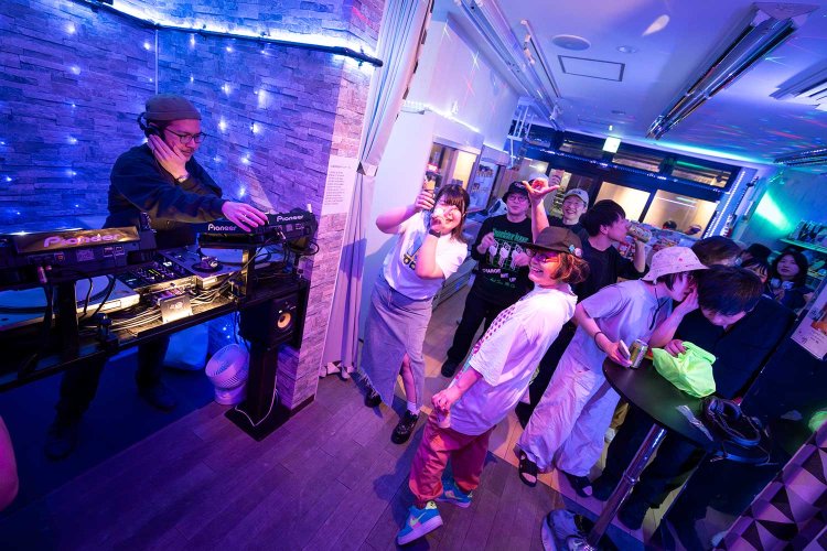 週末には「コンビニDJ」と題し、DJイベントを店内で開催することも。「やあ、みんな盛り上がってるかーい？」。