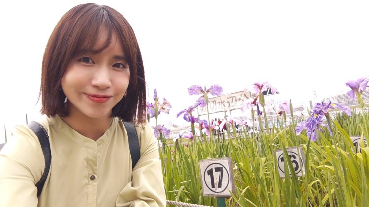 河川敷を歩きながら、花菖蒲と一緒に。