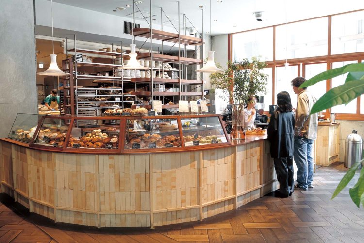 元銀行の建物をリノベーションしたおしゃれな空間も魅力。カウンター奥にパンづくりの様子も見える。