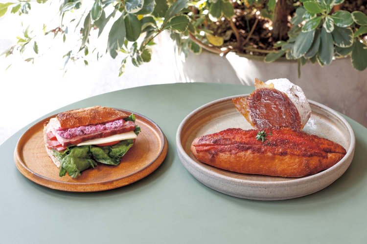 BLTサンド780円（左）は柴漬けのタルタルソースが絶妙にマッチ。明太フランス520円（右手前）はニンニクたっぷりの明太子ソースはお酒にも合う。クレームアマン600円はクイニーアマンの中にカスタードがたっぷりと！