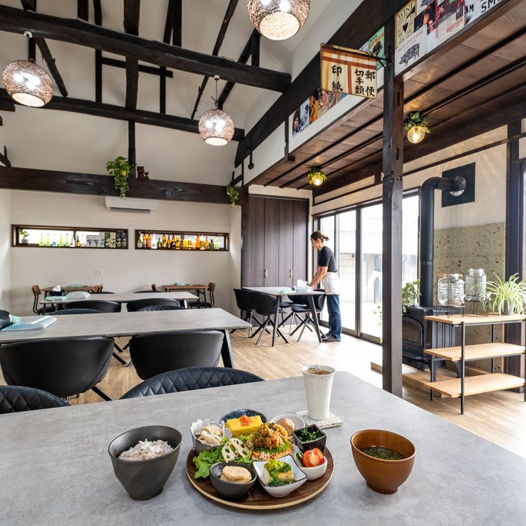 彩り豊かで、こだわりの料理がぎゅっと詰まった日替わり小鉢ランチ1650円（予約なしは1980円）。さらに日替わりデザートが付き、店の一番人気メニューであるのもうなずける。