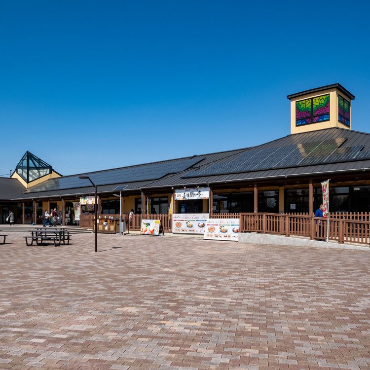 飲食施設や直売所もある「みぶハイウェーパーク」。