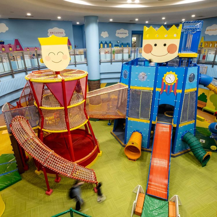 吹き抜けの空間に遊具が置かれた「壬生町おもちゃ博物館」。