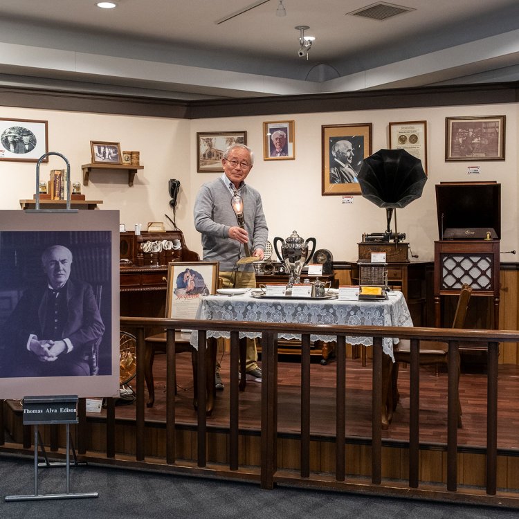 「発明王エジソンの偉大さも再認識できます」と語る、顧問で公益財団法人バンダイコレクション財団アドバイザーの金井正雄さん。