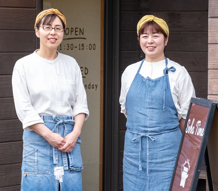 姉の人見美奈子さん（右）と蕎麦を打つ妹の田中るりこさん。