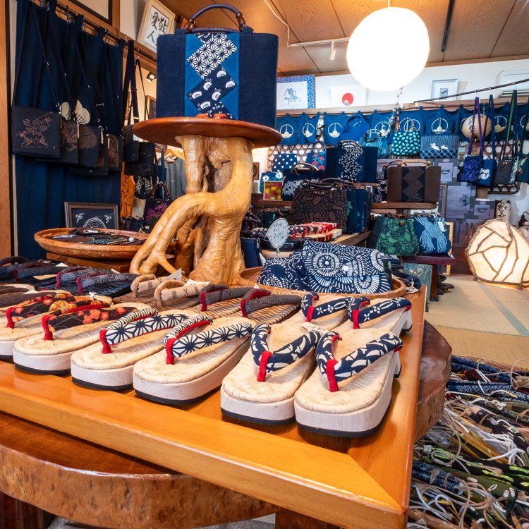 自宅の一室を利用した店舗に下駄と草木染が所狭しと並ぶ。