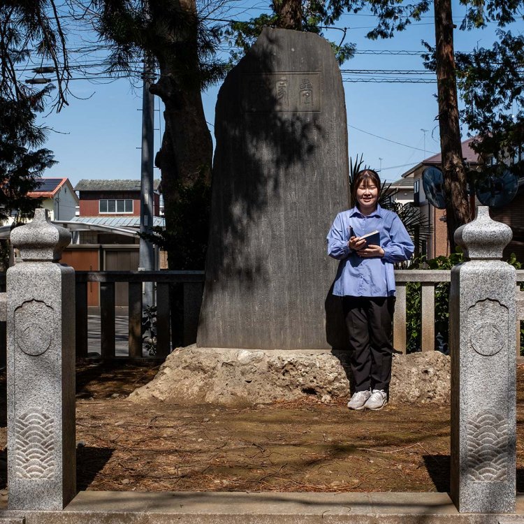 血染めの畳を納めた畳塚と、壬生城址公園内にある『壬生町立歴史民俗資料館』学芸員の藤栄友里絵さん。