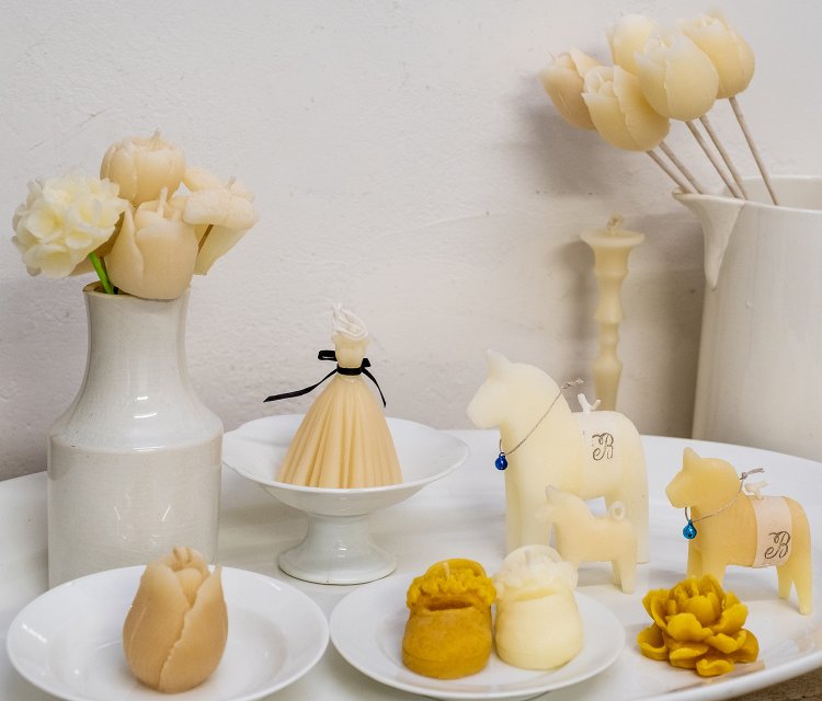 稀少な蜜蠟（みつろう）を製成したキャンドルなども販売。