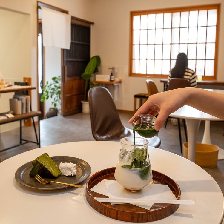 コクのあるミルクに自ら抹茶を注ぐ宇治抹茶オレ（アイス）650円と宇治抹茶のバスクチーズケーキ550円。