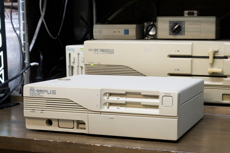 機能も大きさもさまざま、98シリーズはとにかく数が多い。中でもこの「98US」はお手頃価格で小さく、取り回しの軽さが人気だった。