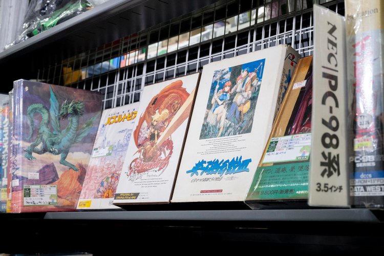 98の傑作ゲームは今も語られ続ける。写真は「日本ファルコム」社の名作2本。身近なアラフィフ勢がタイトルを見ると、一瞬目の色を変えるかも？