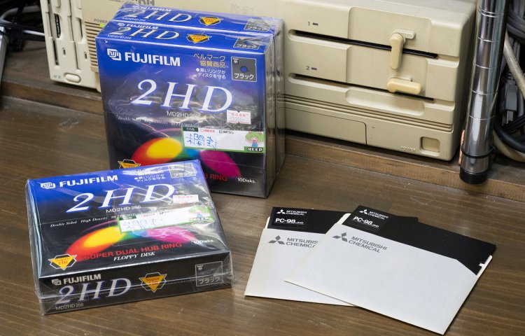 「フロッピーディスク」は、80～90年代のメインメディアだった。この「5インチ版」の箱を覚えていますか？
