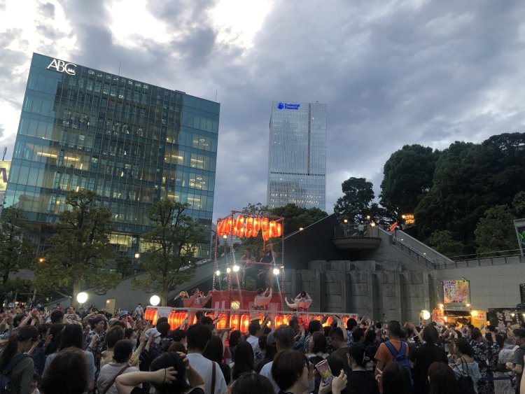 『山王音頭』を筆頭にさまざまな盆踊りの名曲が流れ、多くの人が踊りに参加する。