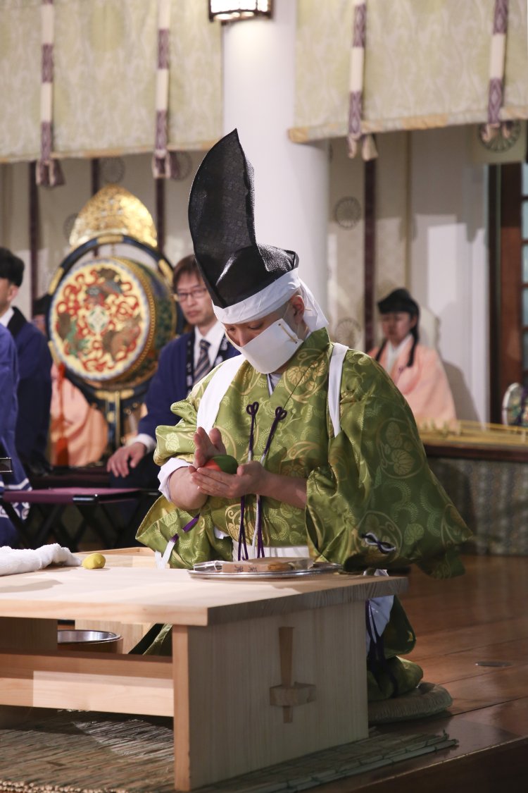 日本伝統の和菓子を神前に供えて人々の疫病退散や健康招福を祈願する。