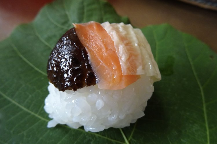 全国各地にあり、雑草扱いされてしまう葛の葉。各地で具を変えて押しずしを作ったらおもしろいかも。