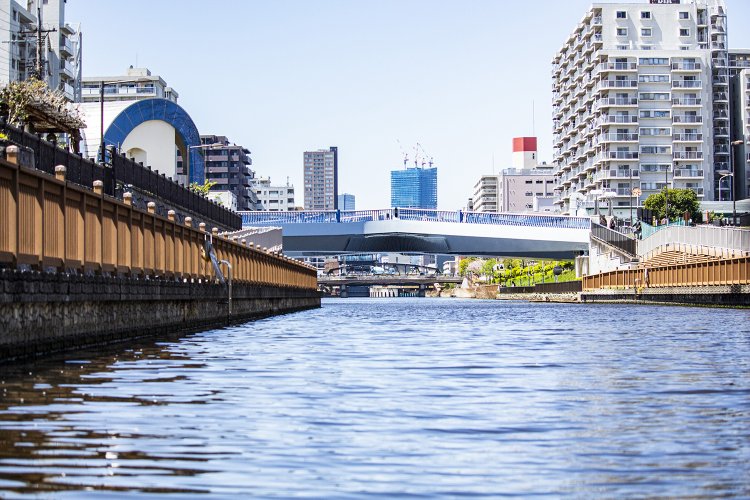 進行方向には、今日の目的地である日本橋で建設中のビルも見えた！