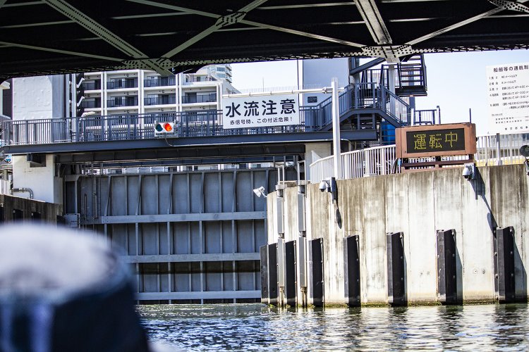 閘門の入り口には信号が。監視員の方が船を確認すると門を開閉してくれる。