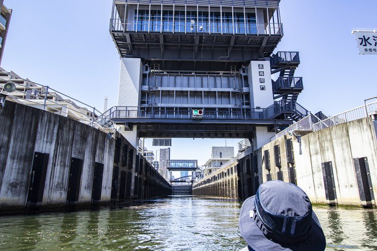 門が開いたらいざ中へ！