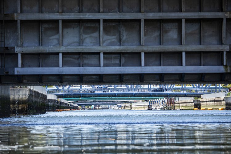水位の上昇が終わり、西側の門が開き始めた。
