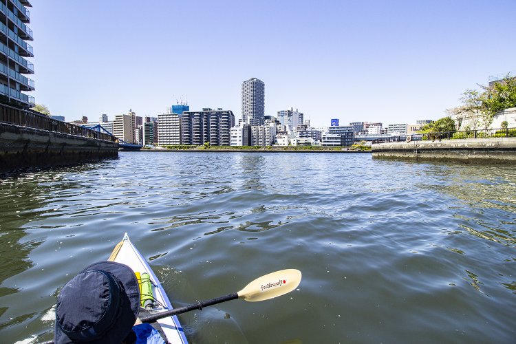そろそろ小名木川も終わり。右は芭蕉庵史跡展望庭園。