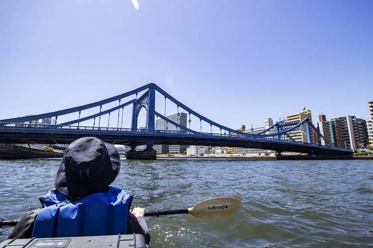 非力ながらがんばって漕ぐ。清洲橋が随分と大きく感じられた。
