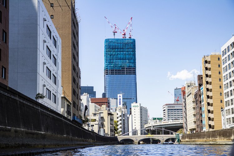 前方のこじゃれたアーチ橋は新川と箱崎町を結ぶ湊橋。