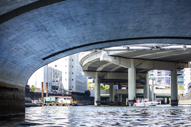 湊橋をくぐると、首都高の高架がお目見え。