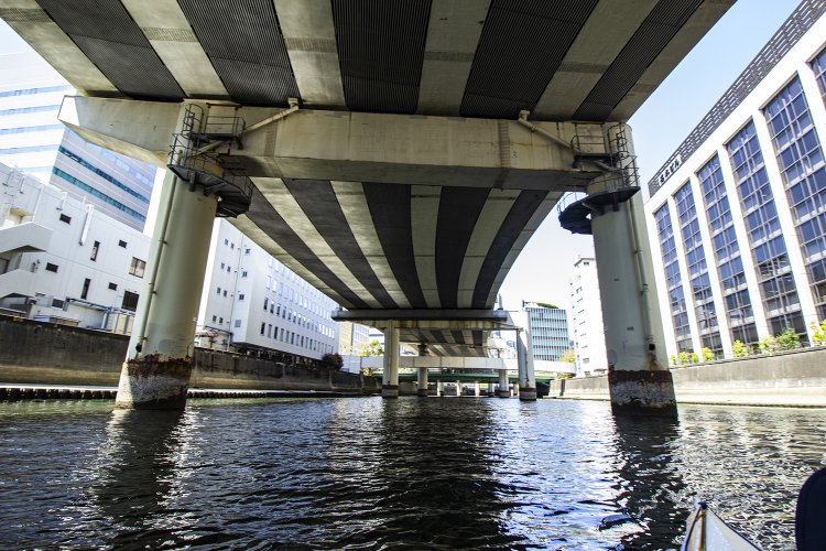 さんさんと陽を浴びていた小名木川や隅田川とは対照的。