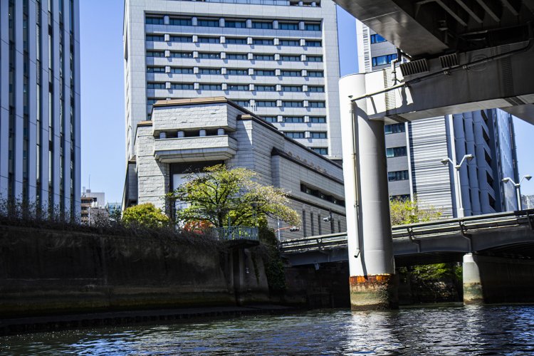 鎧橋の手前から見えた東京証券取引所。