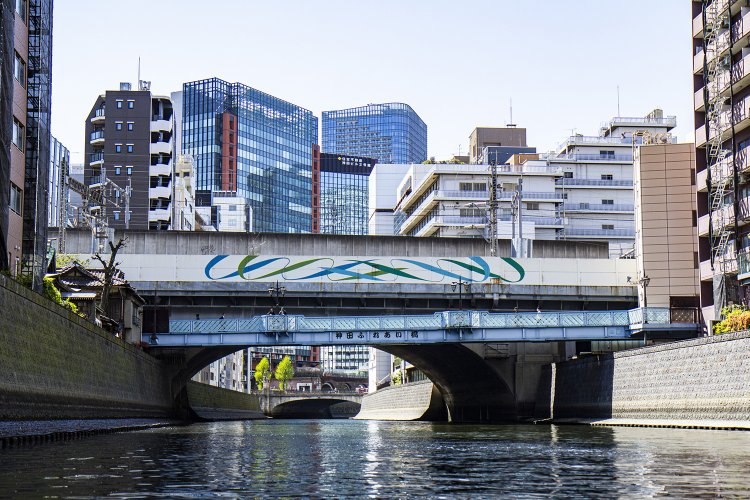 秋葉原駅の南にある神田ふれあい橋をくぐる。