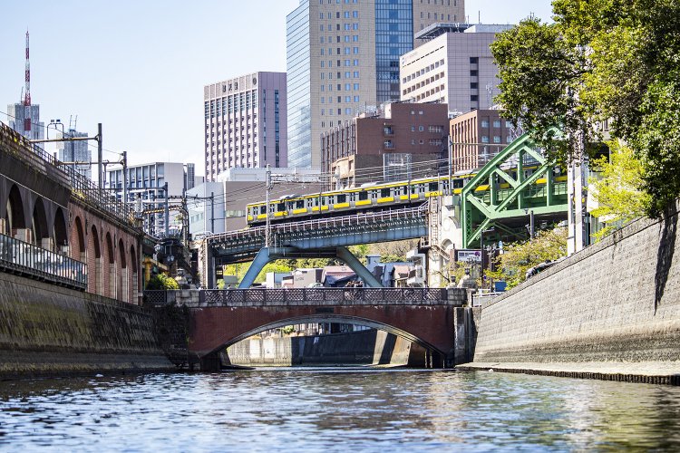 昌平橋とその奥に総武線。左は万世橋駅跡、右奥の緑色の鉄橋は松住町架道橋。